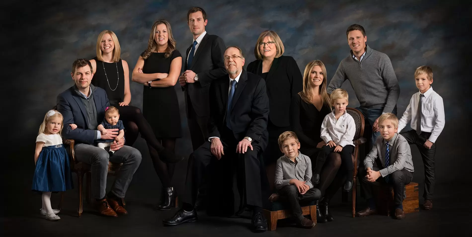 Достижения большой семьи. Family portrait в черном. Семейный портрет. Портрет большой семьи. Семейный портрет фотосессия.