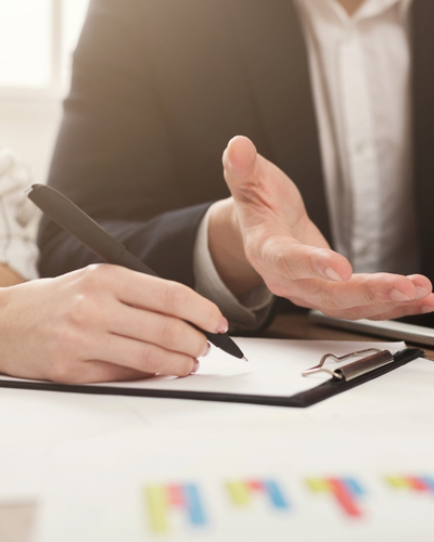 Consultoria especializada em M&A Buy-side e assessoria de compra de empresas analisando contrato.