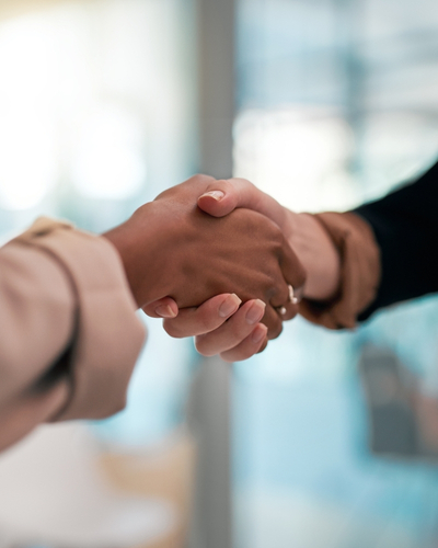 Sócios fechando acordo de fusão de empresas com assessoria estratégica da Valore Brasil.