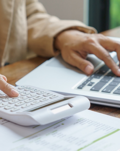 Consultor realizando inventário e avaliação de ativos tangíveis (imóveis e máquinas) conforme norma CPC 27.